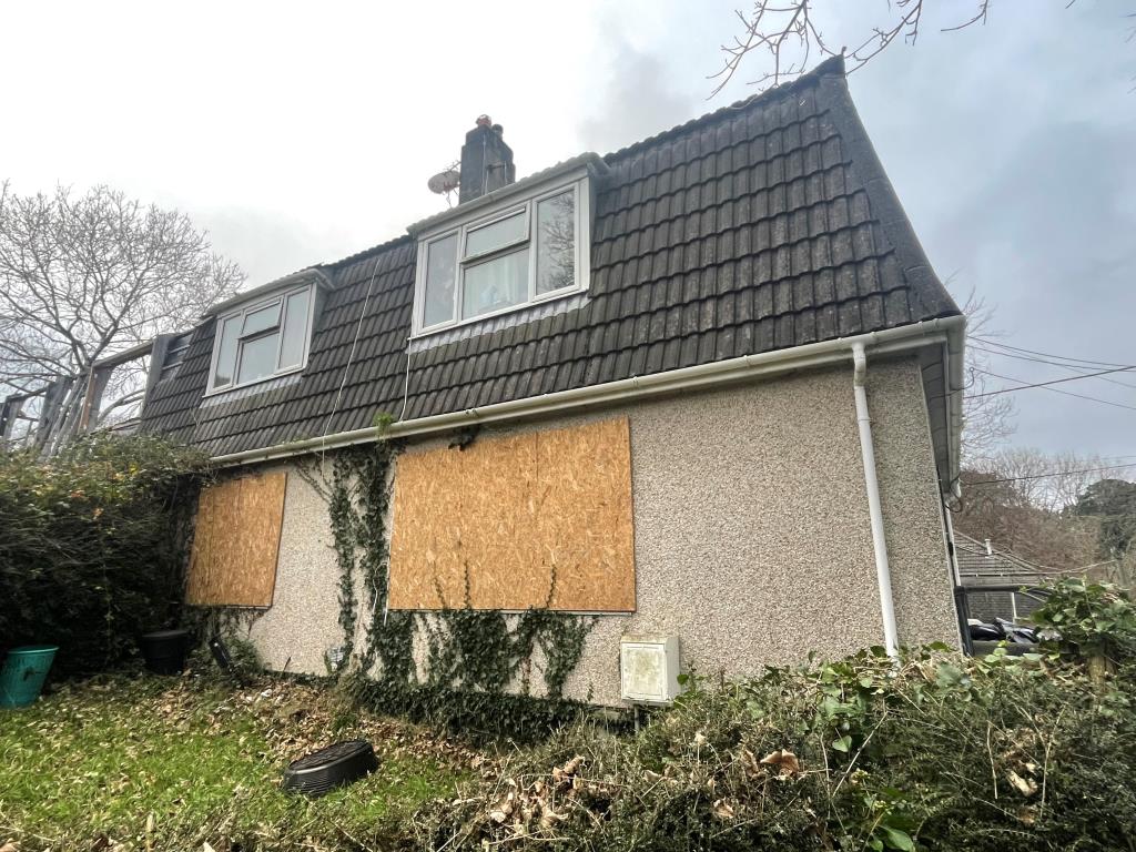 Lot: 110 - PROPERTY ARRANGED AS TWO FLATS - Exterior photograph of property from different angle